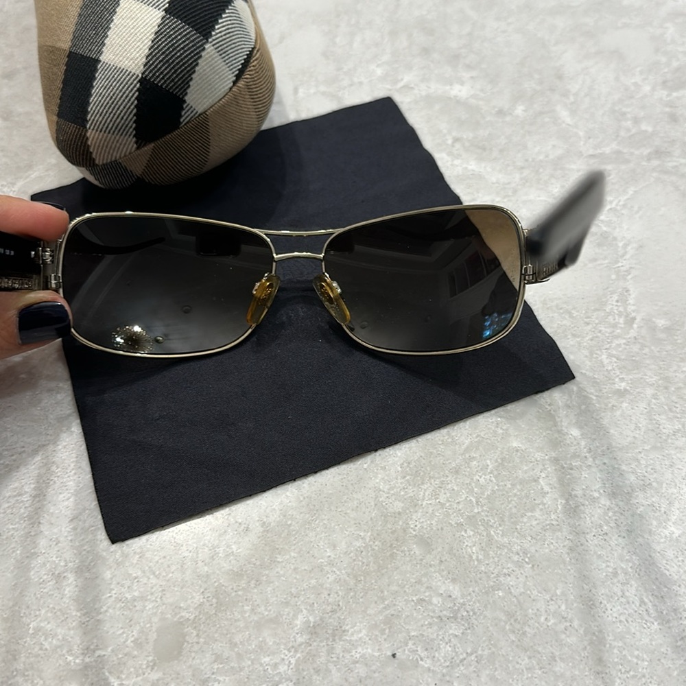 Burberry sunglasses 🕶️ - Picture 5 of 5